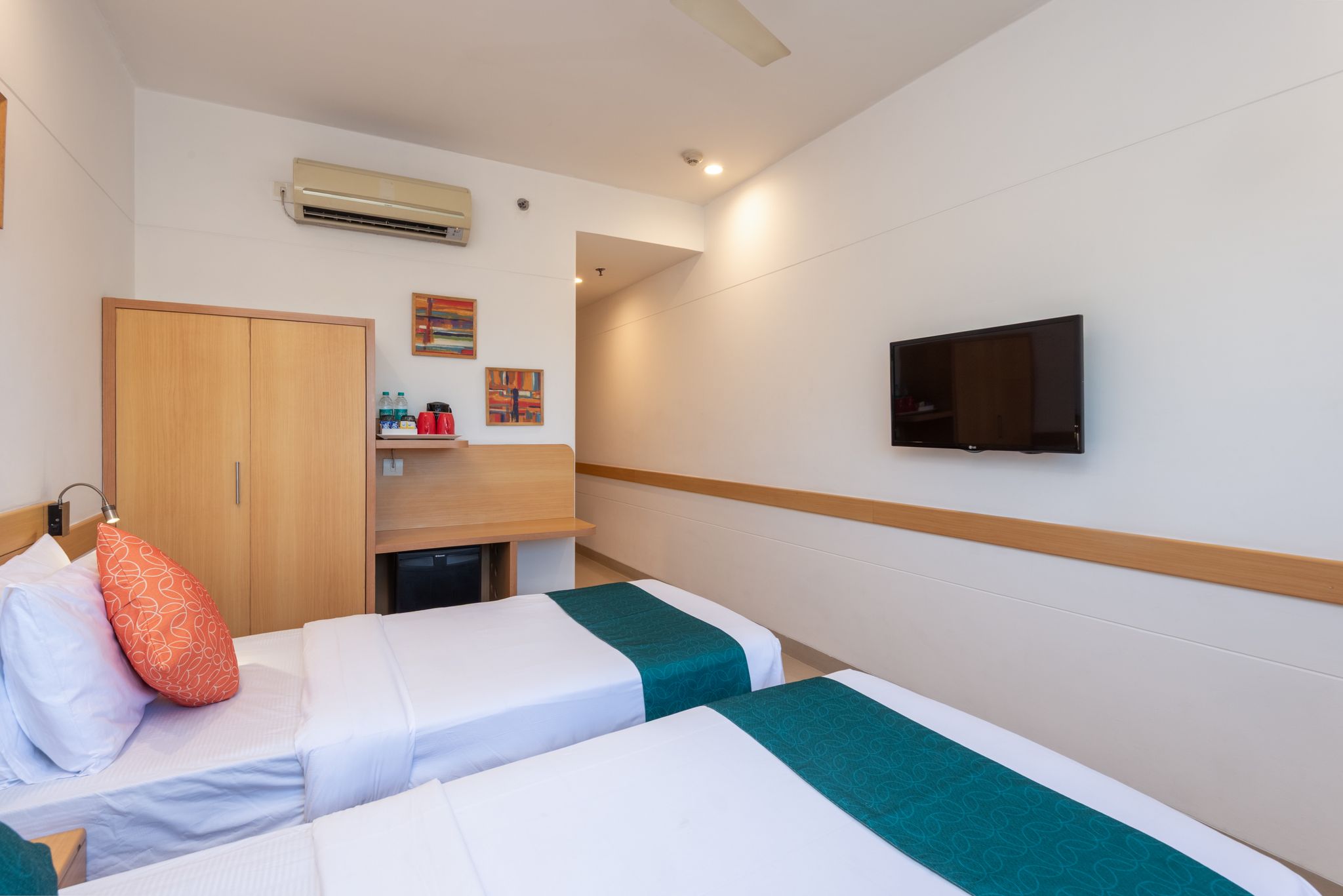 Mango Grove Hotel Superior Room - City View (Twin Beds) 3
