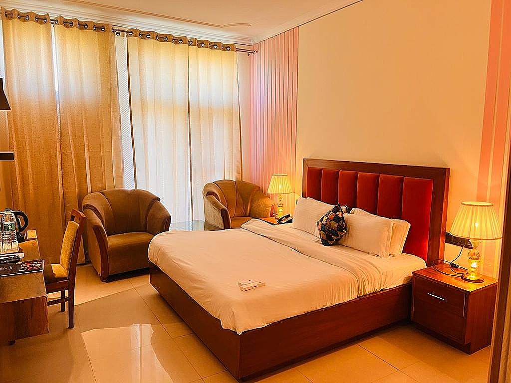 Deluxe Room ( Airport View )