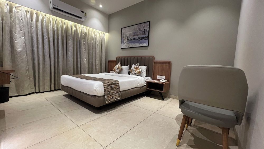 Rudra Shelter Business Hotel Executive Room 5