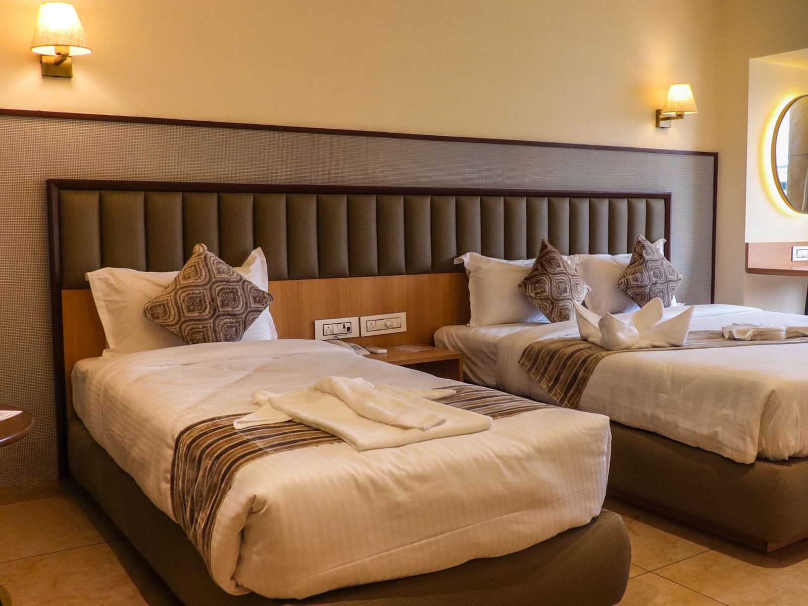 Rudra Shelter Business Hotel Executive Room 8