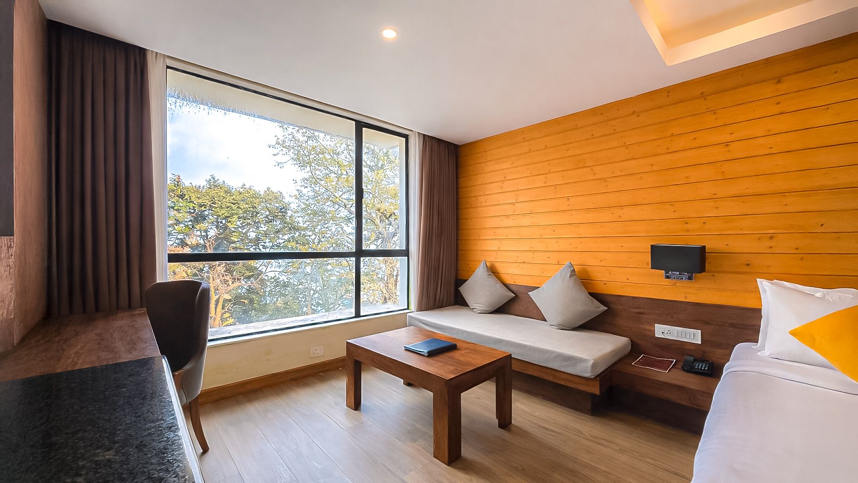 Yashshree Sanderling Mall Road Deluxe Room 2