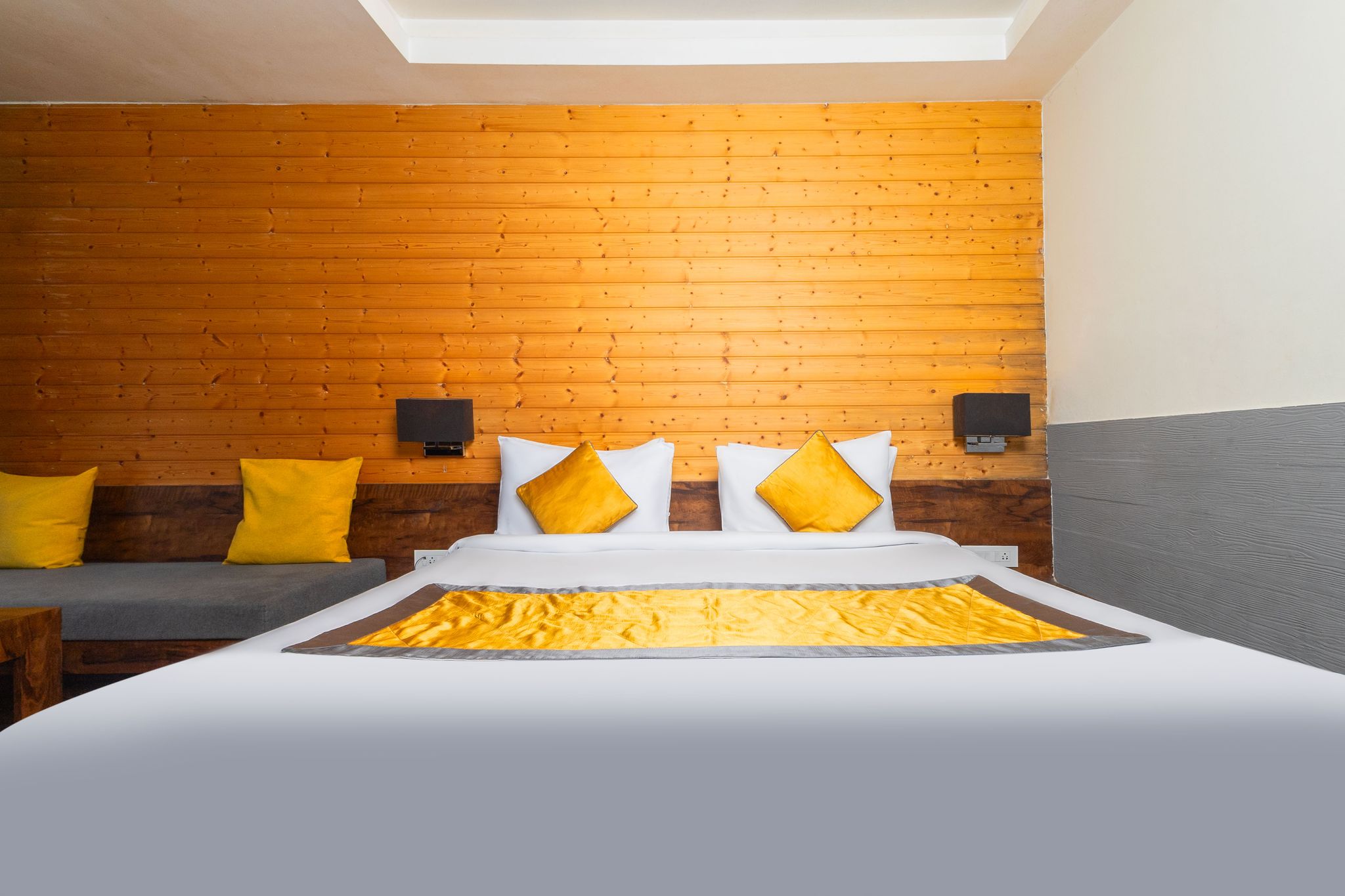 Yashshree Sanderling Mall Road Deluxe Room 2