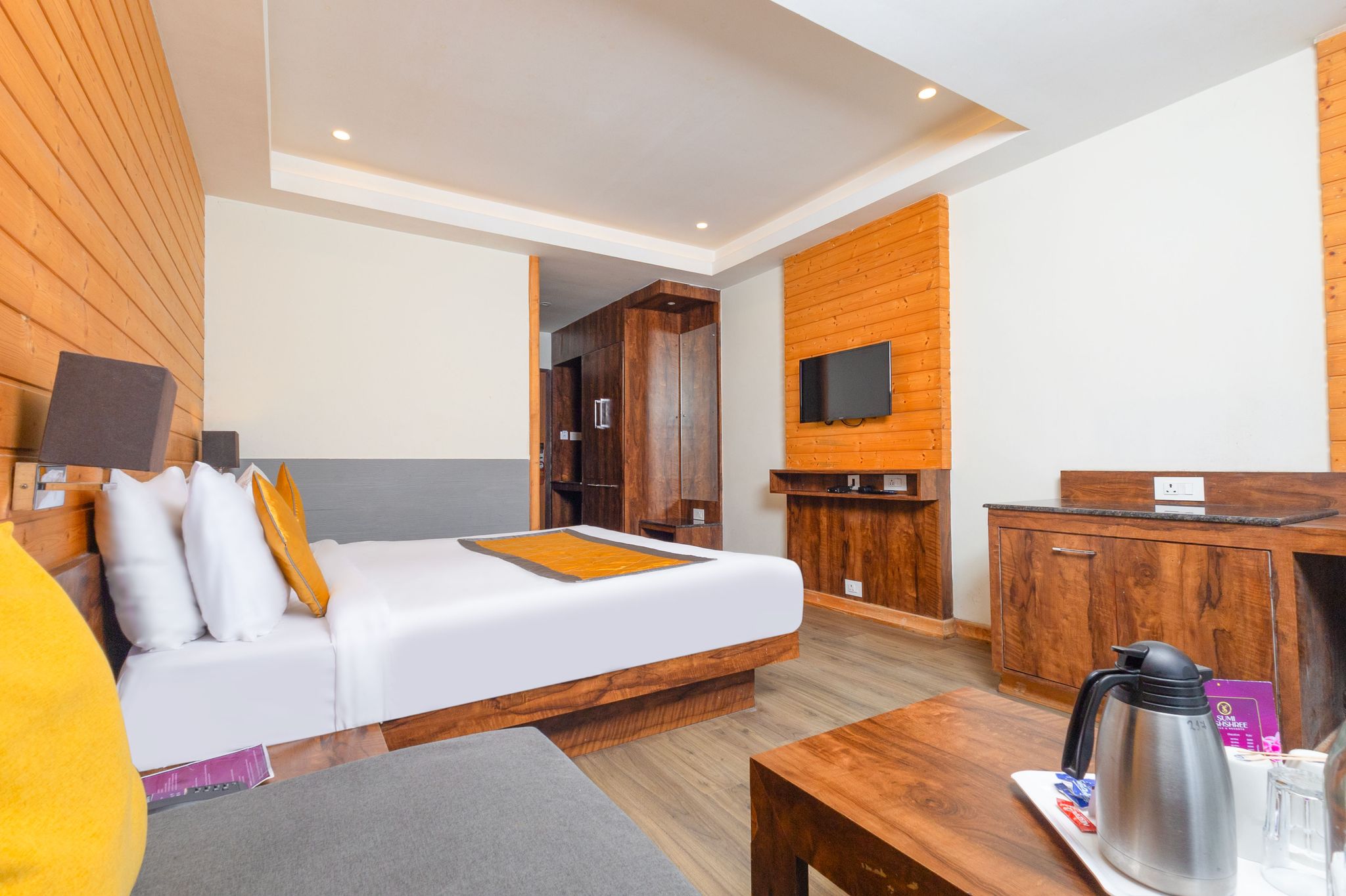 Yashshree Sanderling Mall Road Deluxe Room 4