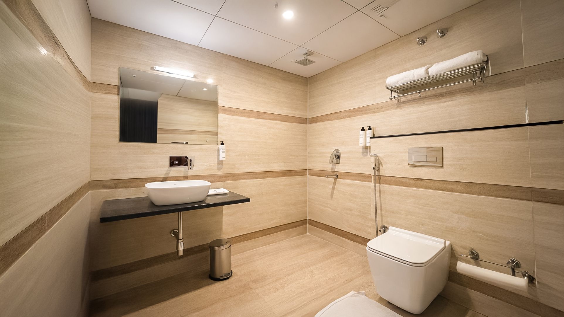 Yashshree Sanderling Mall Road Deluxe Room 5