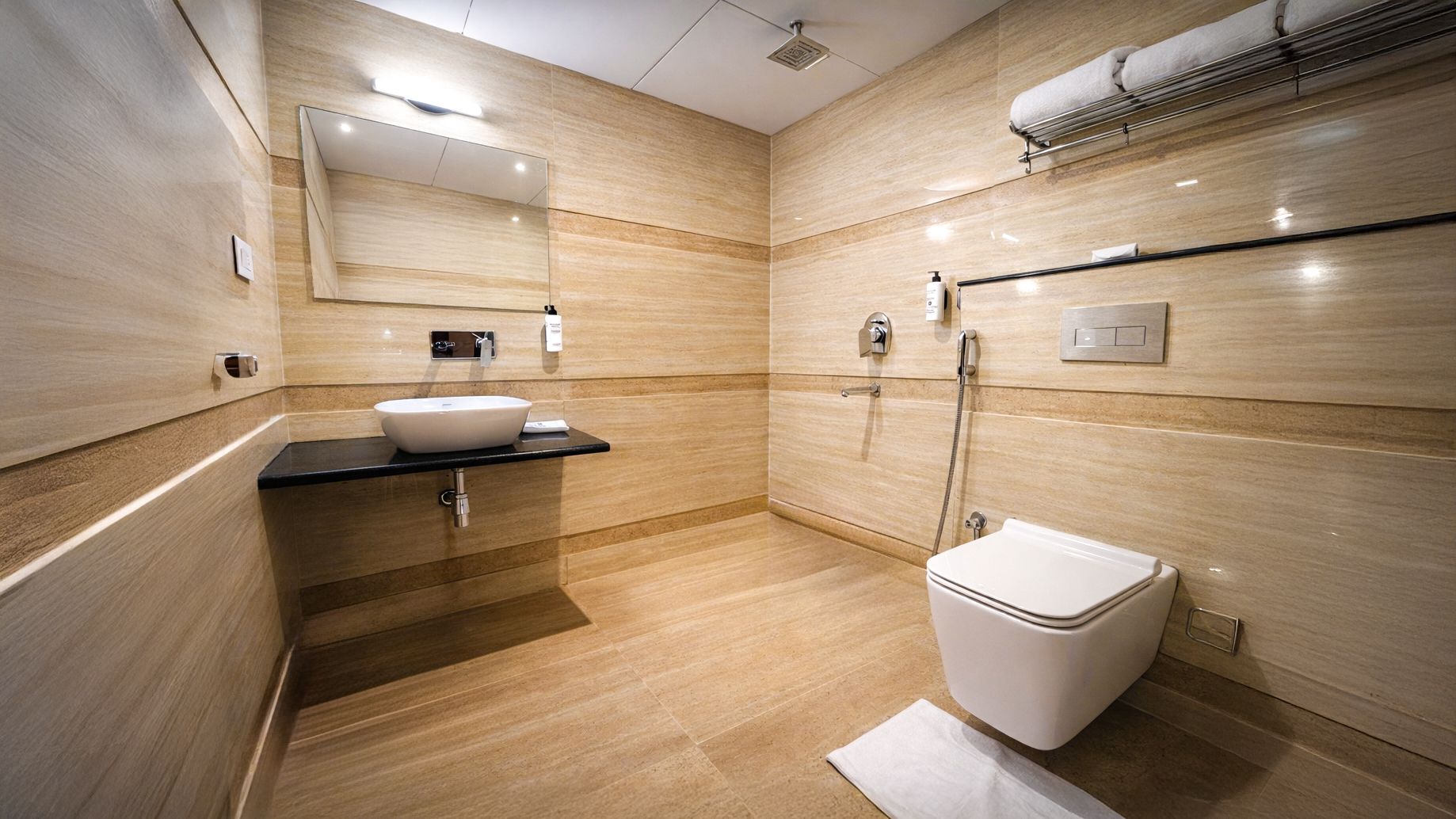 Yashshree Sanderling Mall Road Premium Room 8