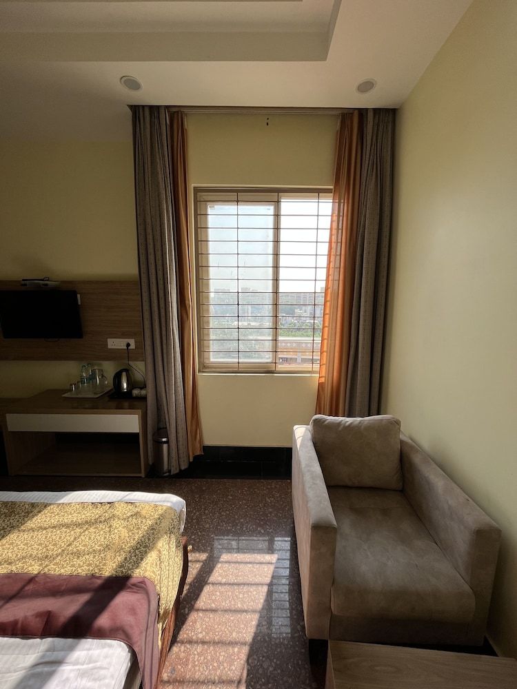 SKS Grand Palace Deluxe Double Room 19