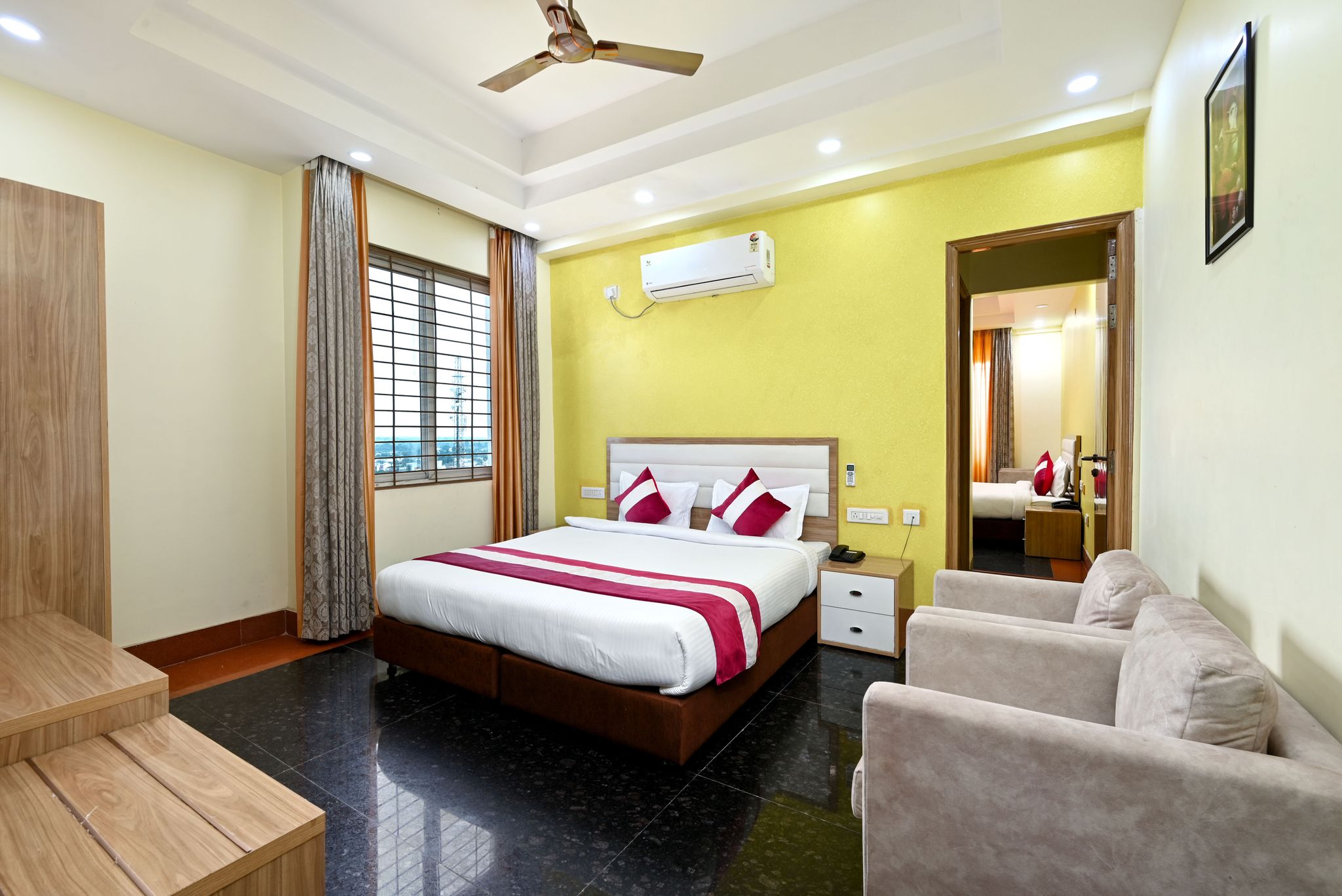 SKS Grand Palace Family Suite Room 4
