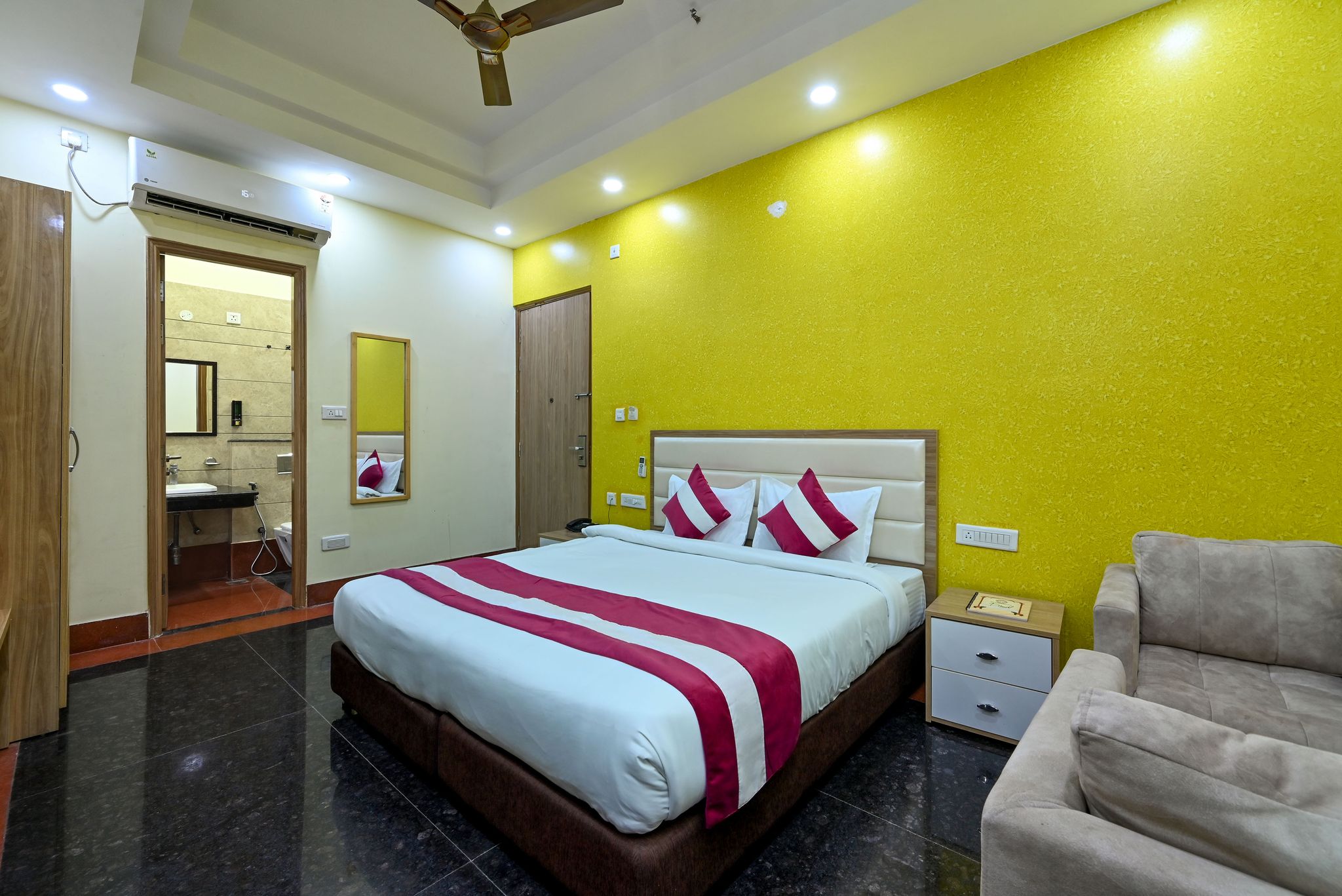 SKS Grand Palace Deluxe Double Room 9
