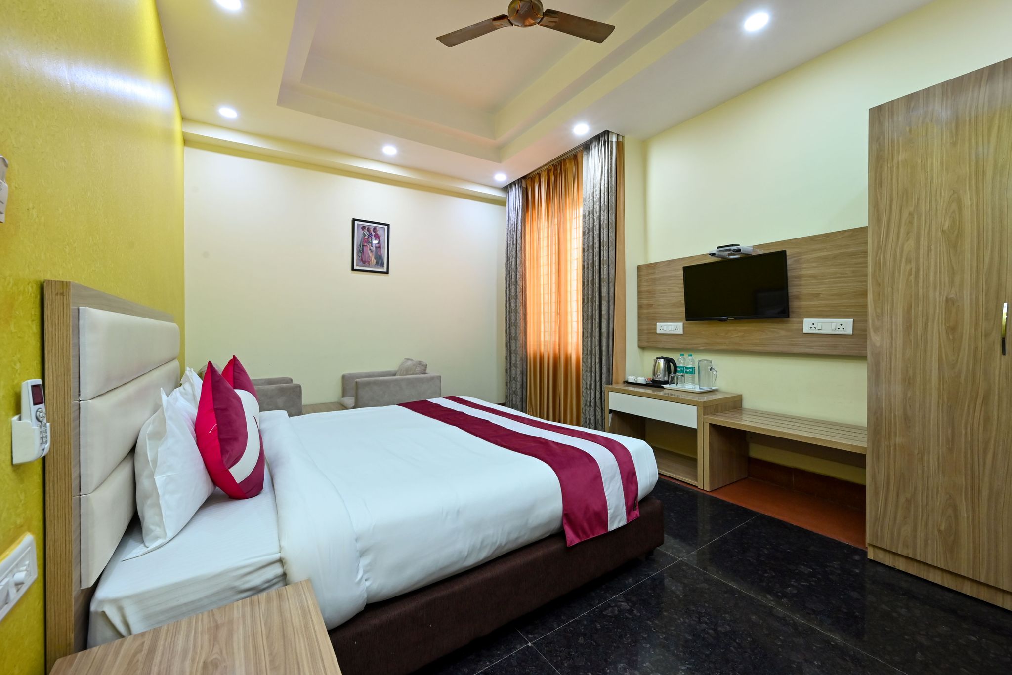 SKS Grand Palace Deluxe Double Room 12