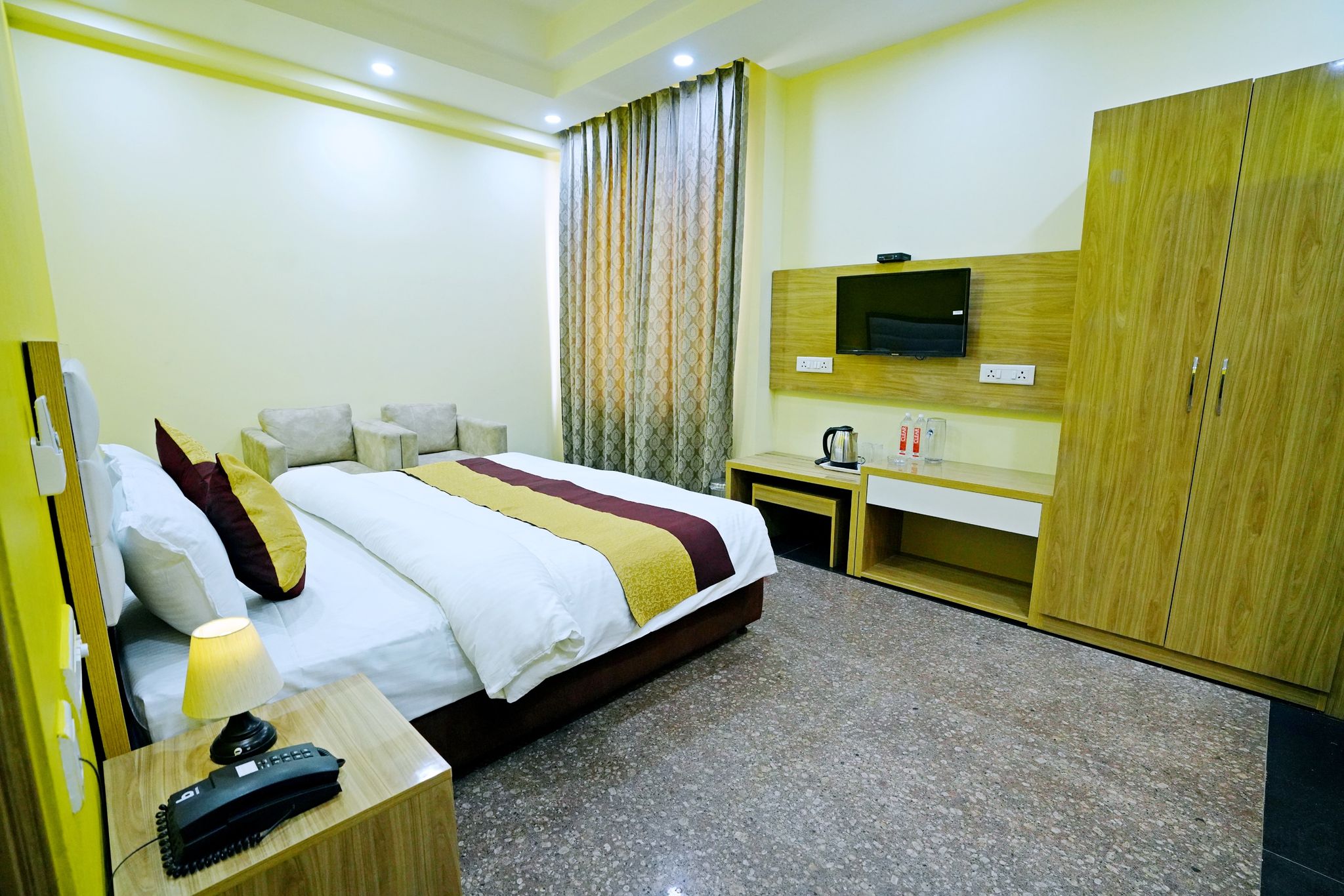 SKS Grand Palace Deluxe Double Room 4
