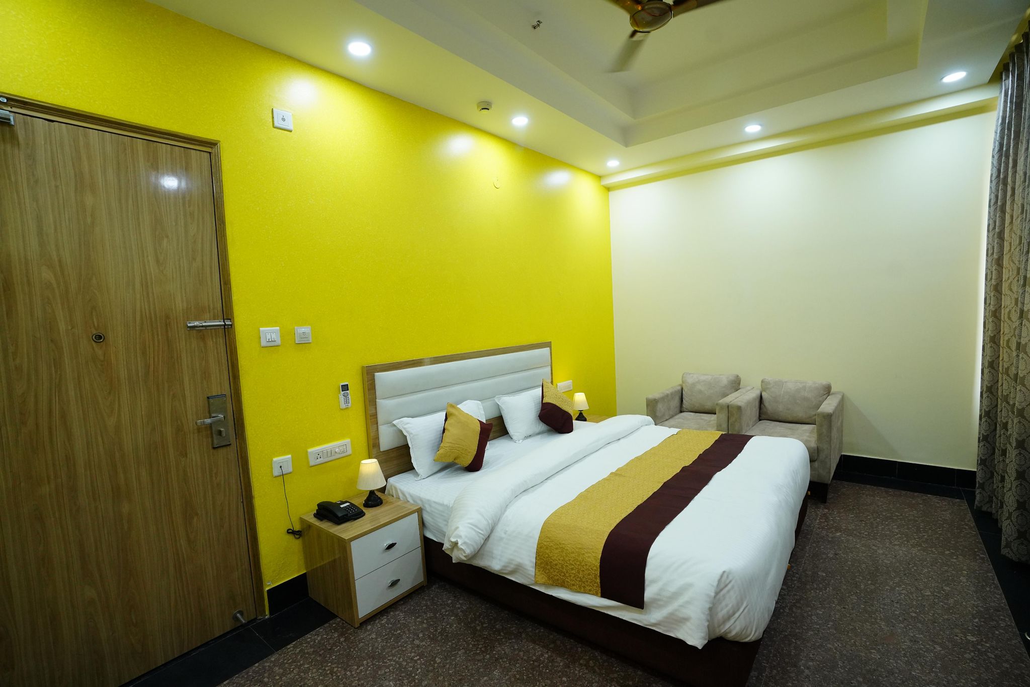 SKS Grand Palace Deluxe Double Room 5