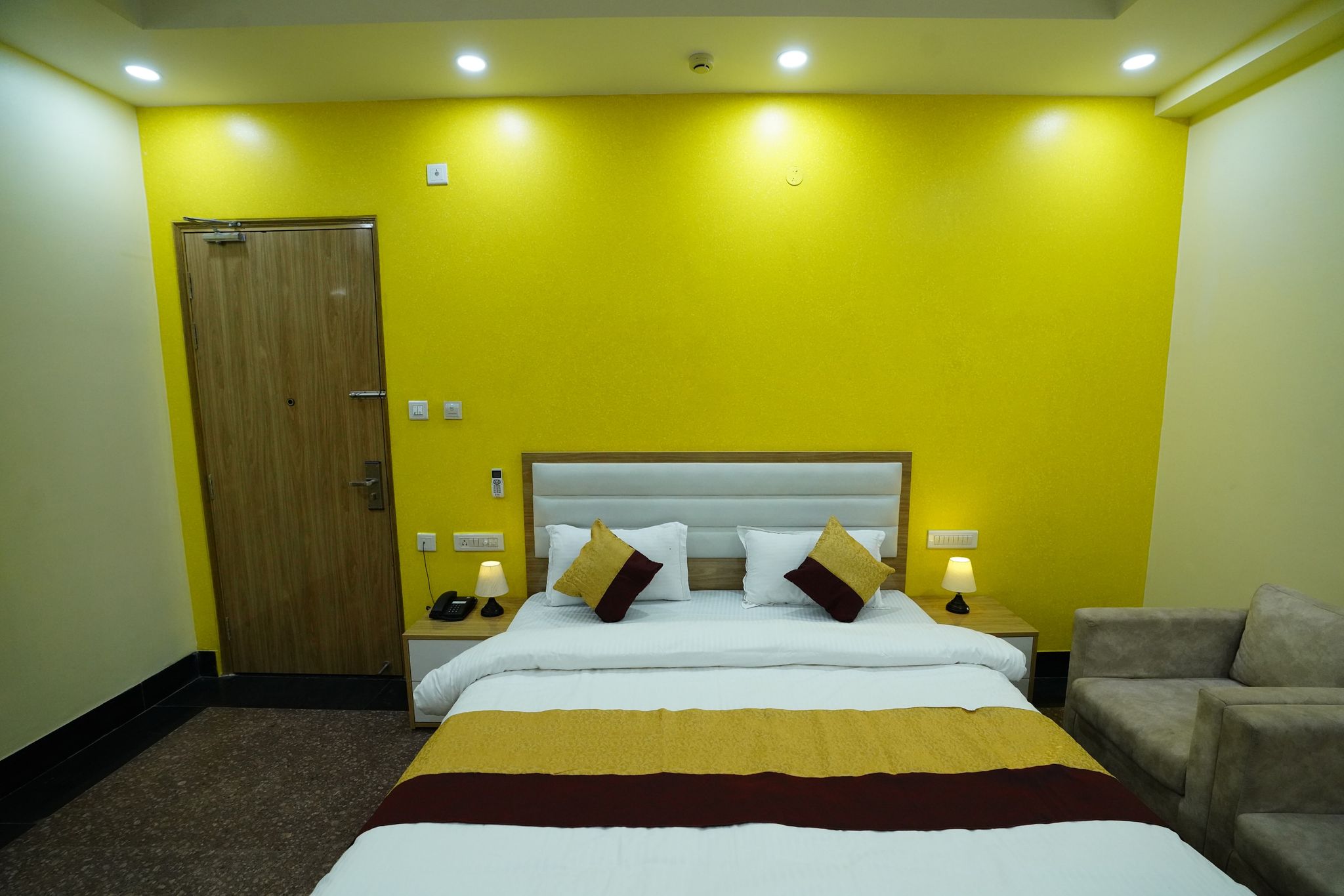 SKS Grand Palace Deluxe Double Room 6