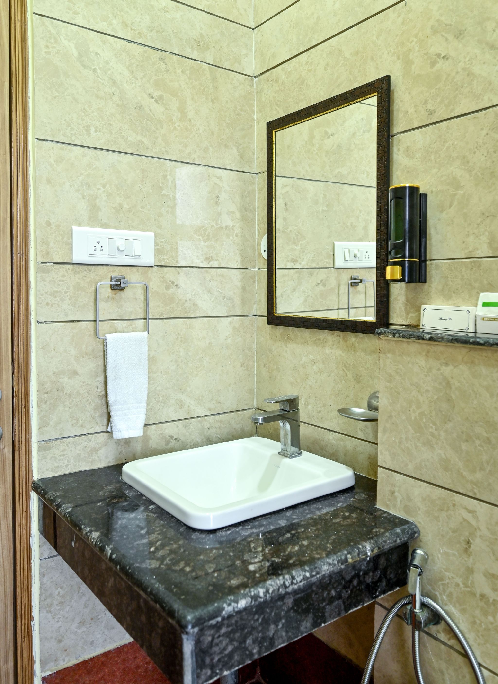 SKS Grand Palace Deluxe Double Room 17