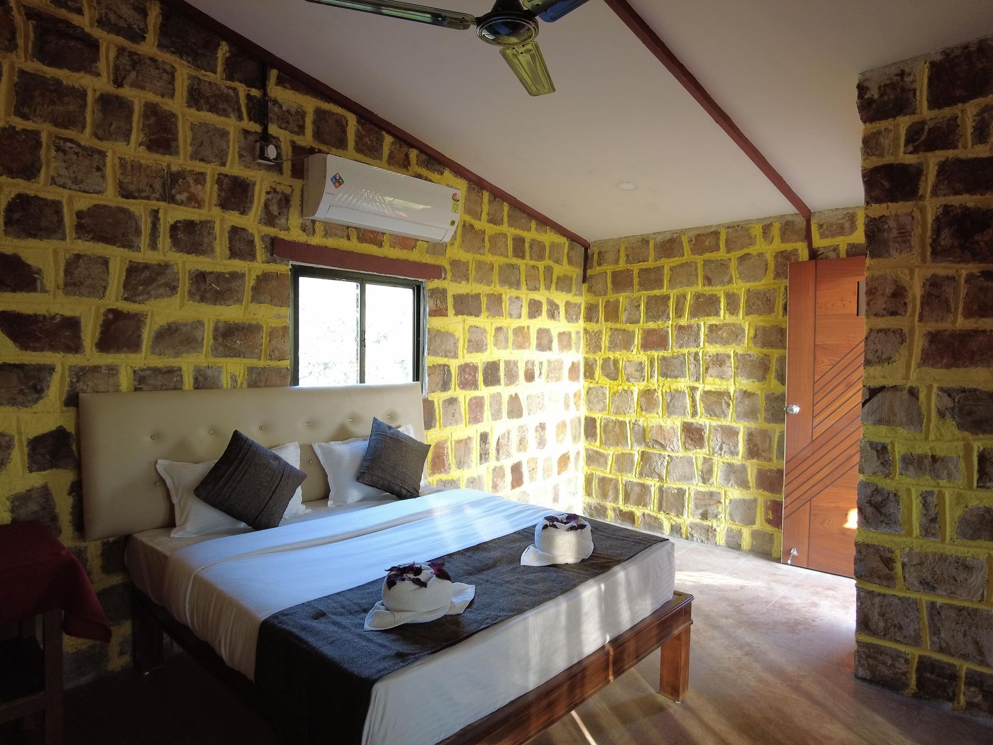 Lake View Machaan Cottage