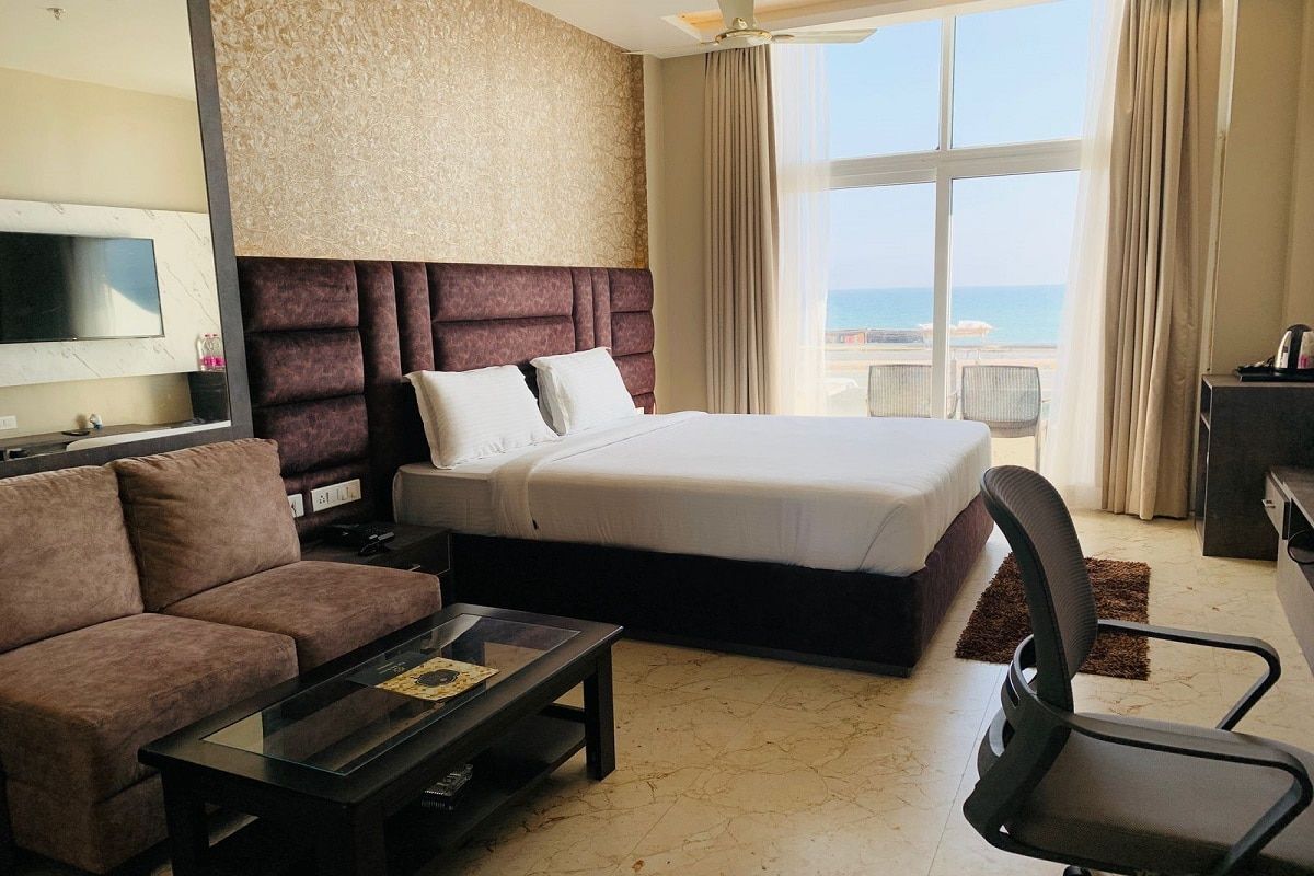 The Bay Suites Sea Facing Hotel-Right On The Golden Beach Super Deluxe Sea View with Balcony 3