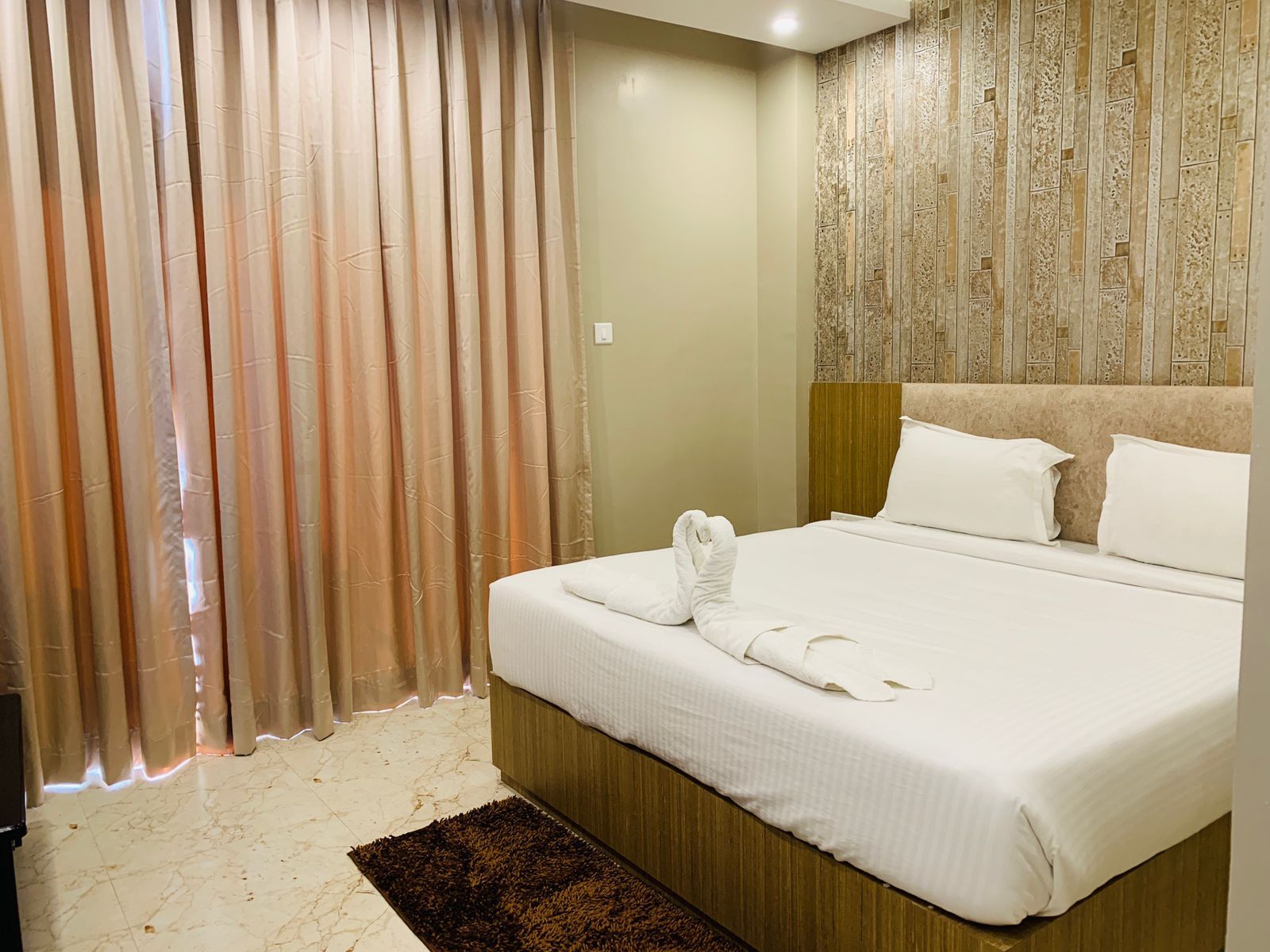 The Bay Suites Sea Facing Hotel-Right On The Golden Beach Deluxe Room Sea View with Balcony 5