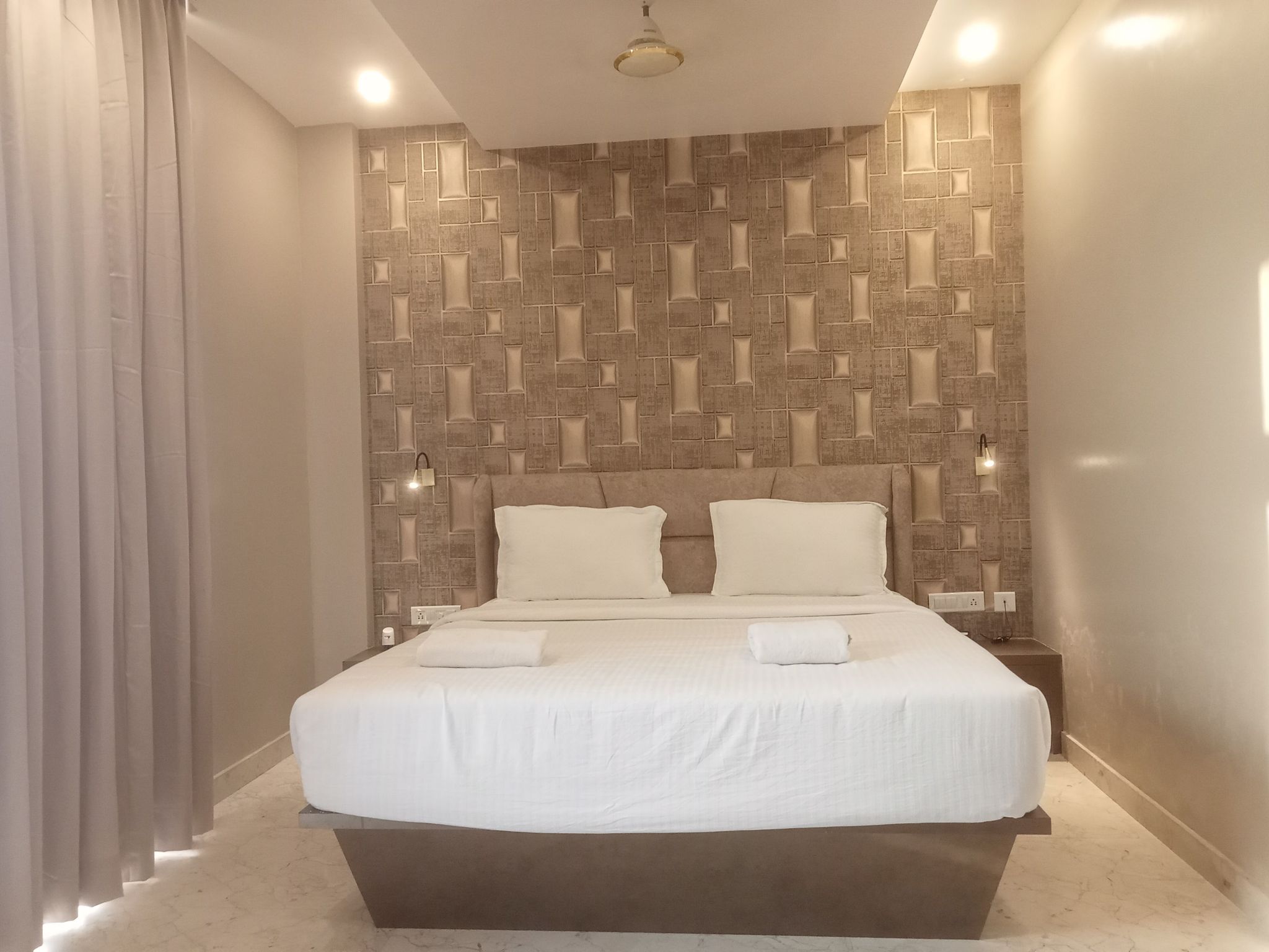 The Bay Suites Sea Facing Hotel-Right On The Golden Beach Deluxe Room Sea View with Balcony 2