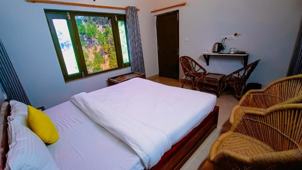 The Himalayan Living Whistling Pines Deluxe Double Room with Balcony 6