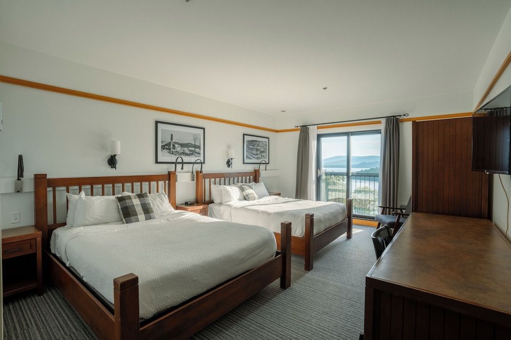 Superior 2 Queen Beds Room with Lake View