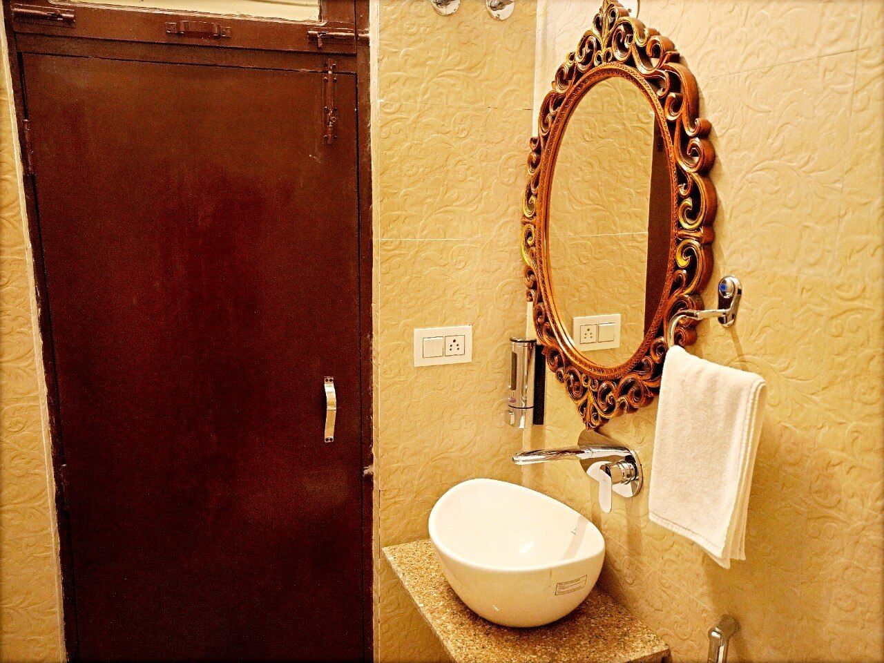 Hotel Uppal Plaza Deluxe Room 4