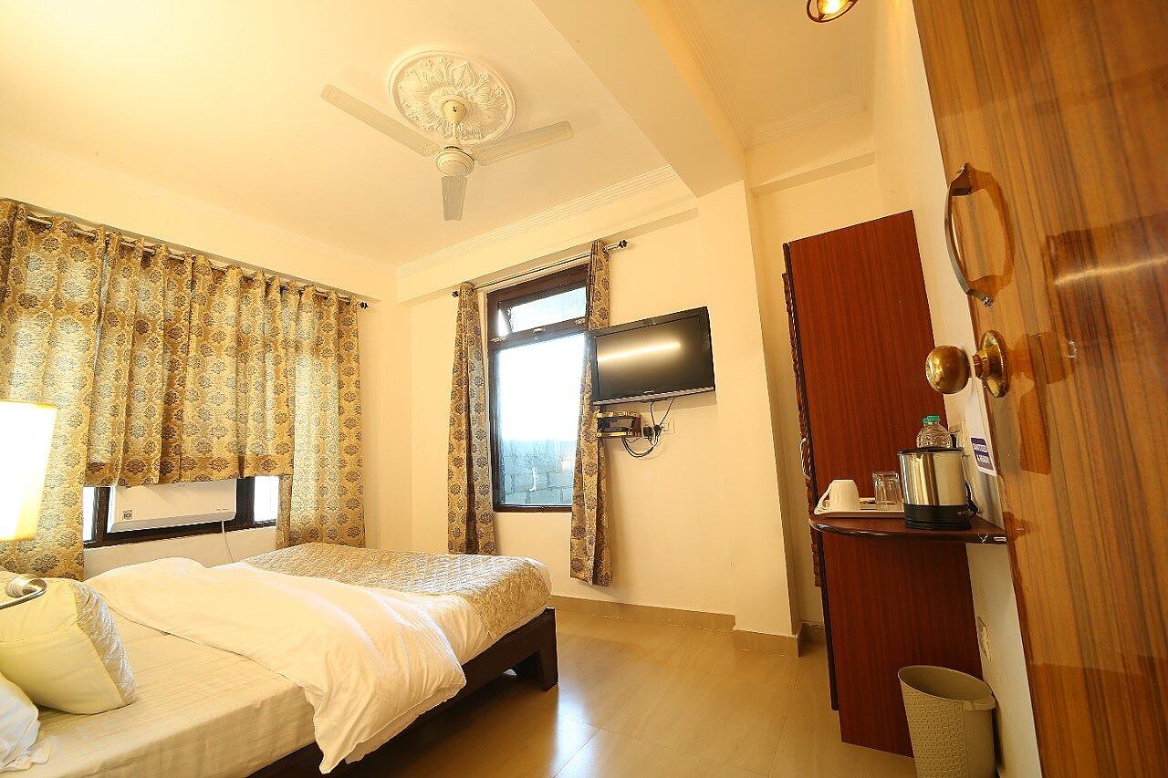 Hotel Uppal Plaza Deluxe Room 2