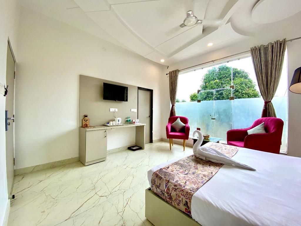The Neeraj River Forest Resort Deluxe Room 4