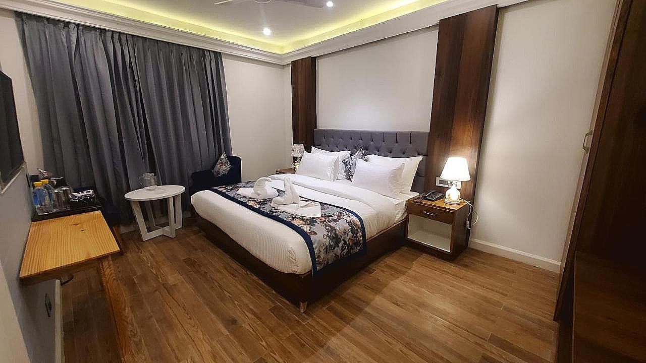 Hotel Sapling Mussoorie - 500 Mtr from Picture Palace Mall Road Deluxe Room