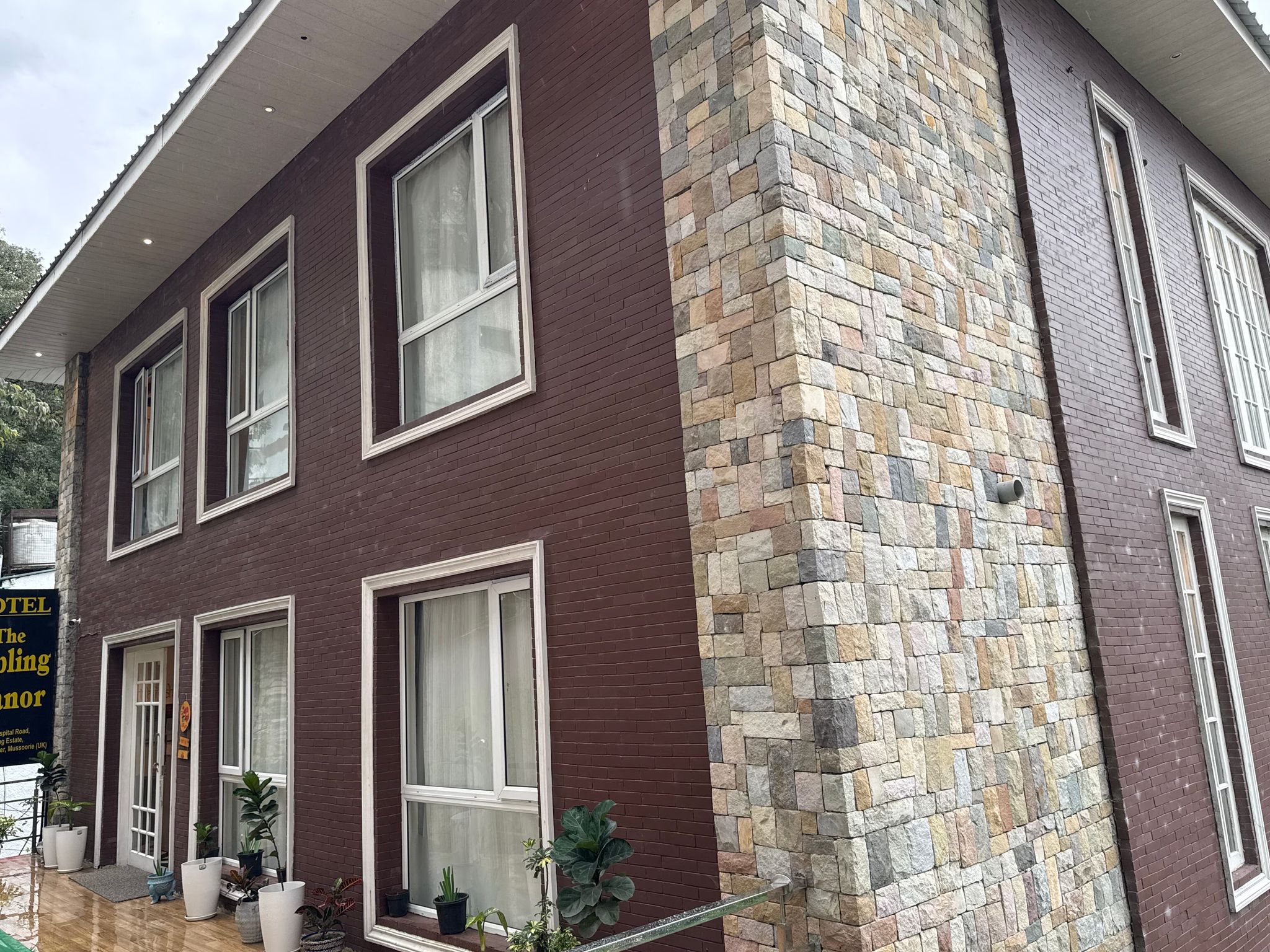 Hotel Sapling Mussoorie - 500 Mtr from Picture Palace Mall Road