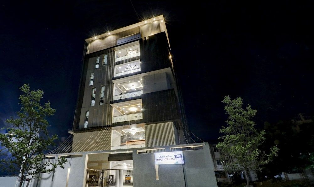 undefined Treebo Grand Milan 8