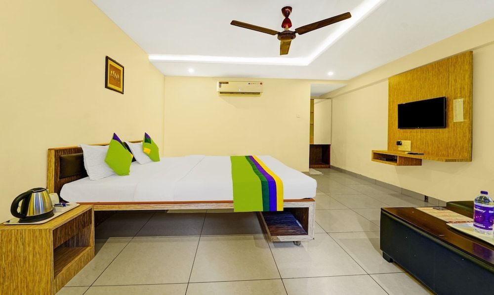 Treebo Surya Comforts, 200 Mtrs From Kolhapur Railway Station Deluxe Double Room 2