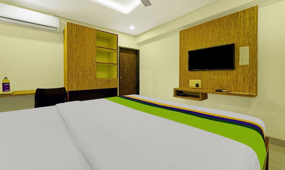 Treebo Surya Comforts, 200 Mtrs From Kolhapur Railway Station Standard Double Room