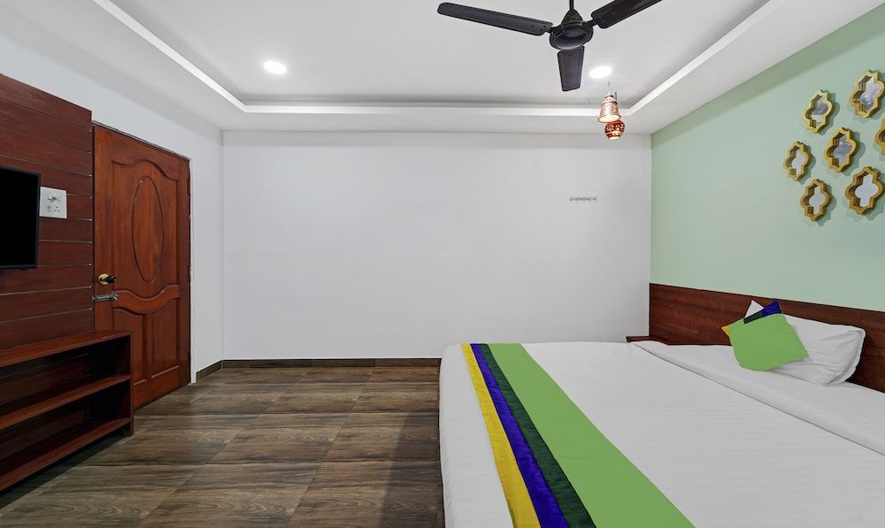 Treebo Signature Grande Deluxe Double Room