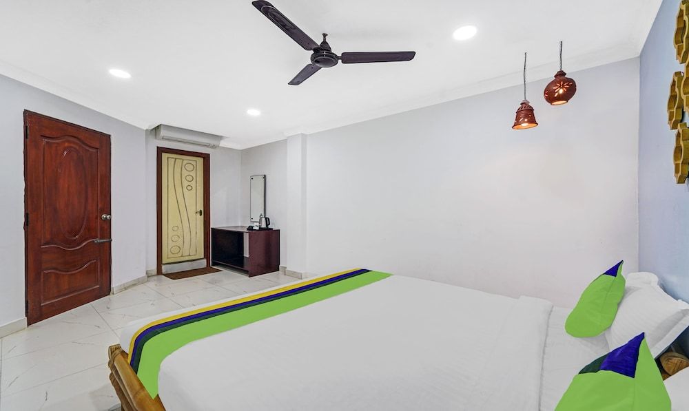 Treebo Signature Grande Deluxe Double Room 11