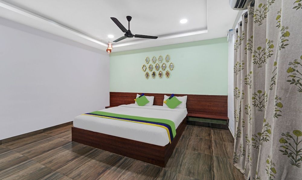 Treebo Signature Grande Deluxe Double Room 12