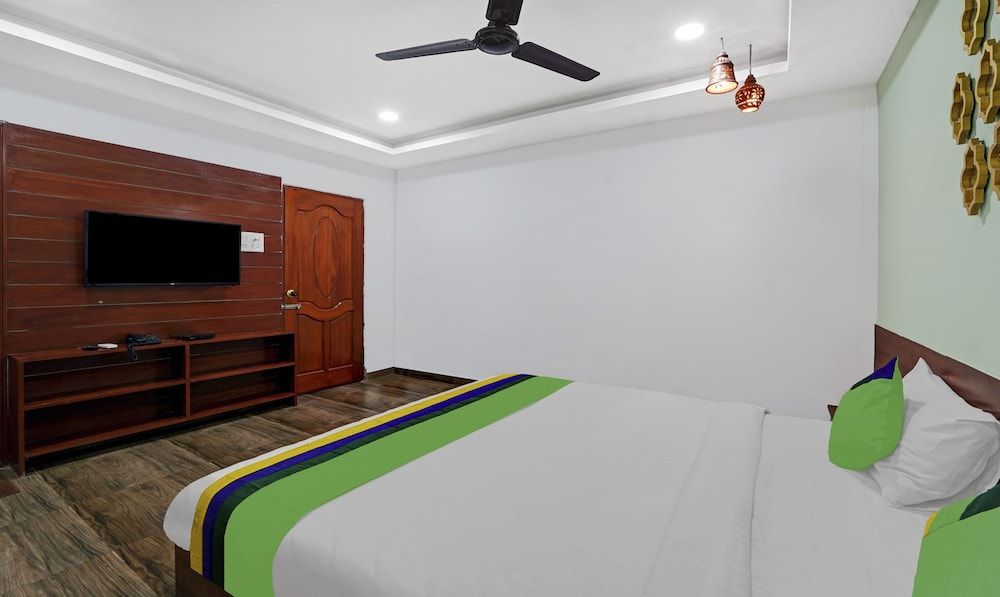 Treebo Signature Grande Deluxe Double Room 2