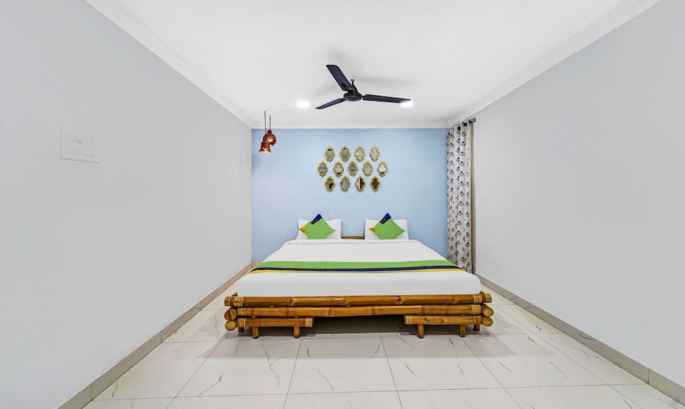 Treebo Signature Grande Deluxe Double Room 4