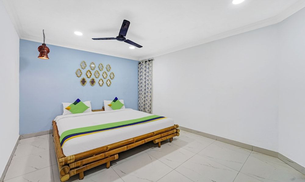 Treebo Signature Grande Deluxe Double Room 9