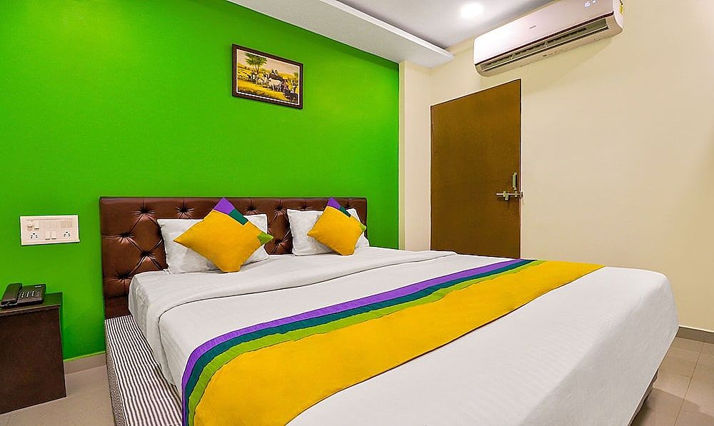 Itsy Hotels Carnival Inn Standard Double Room 4