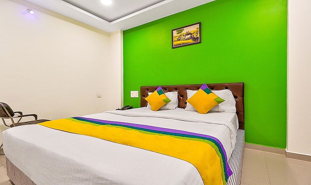 Itsy Hotels Carnival Inn Standard Double Room 9