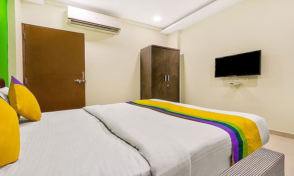 Itsy Hotels Carnival Inn Standard Double Room 6