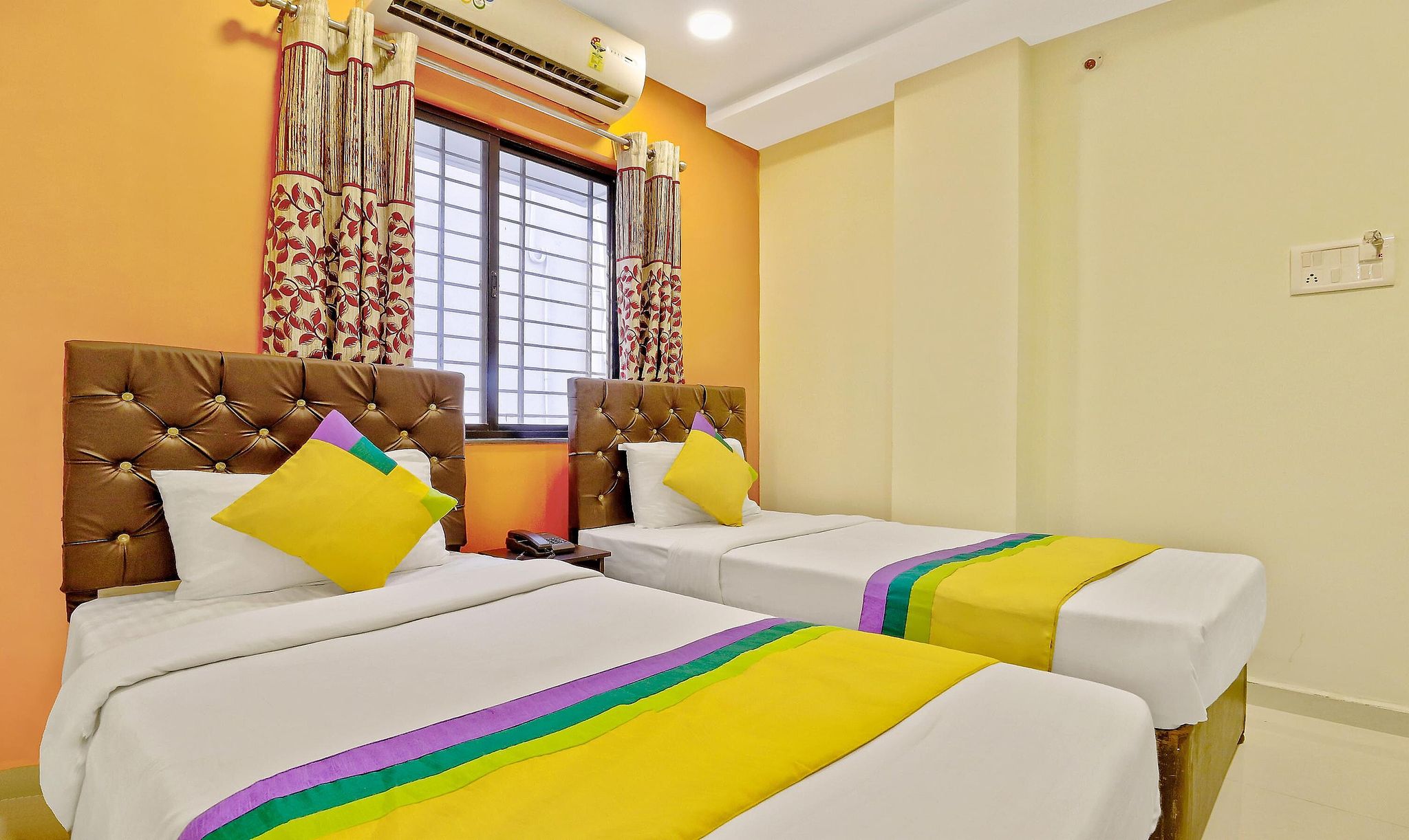 Itsy Hotels Carnival Inn Standard Double Room 8