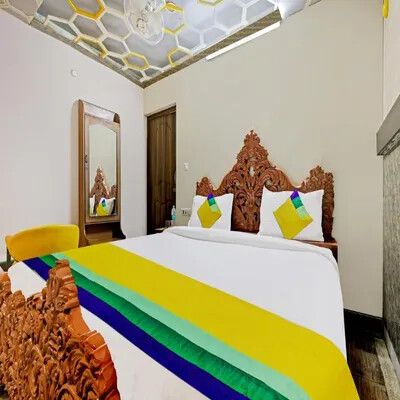 Itsy Hotels Friends Double Room 2