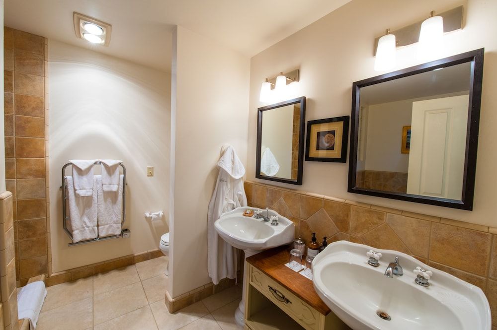 Seal Cove Inn Superior Room 1 King Bed – Cypress Grove Guestroom