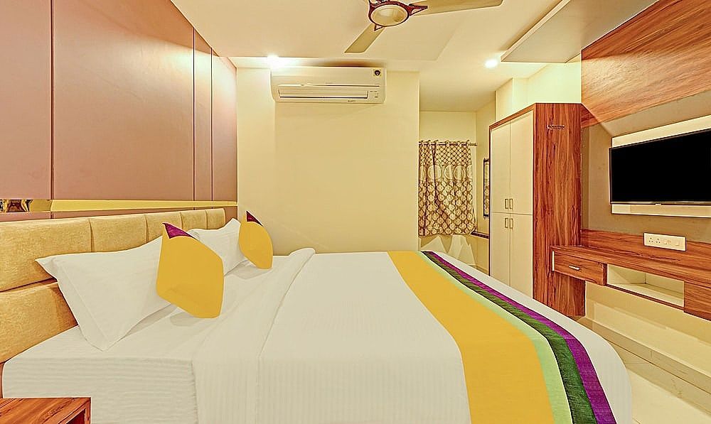 Itsy Hotels Sri Sai Grand Inn Deluxe Double Room 9