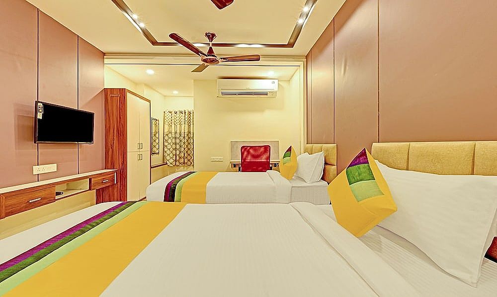 Itsy Hotels Sri Sai Grand Inn Deluxe Double Room 4
