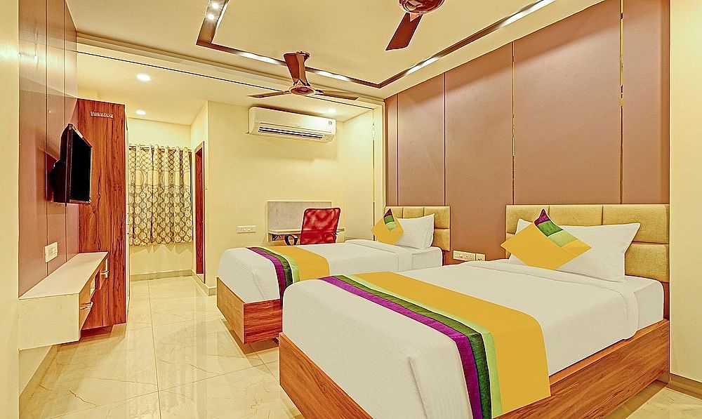 Itsy Hotels Sri Sai Grand Inn Deluxe Double Room 2