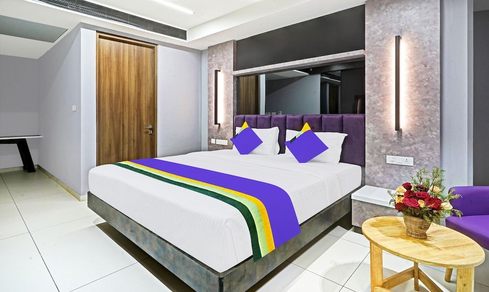 Treebo Premium La Orchid Deluxe Double Room 2