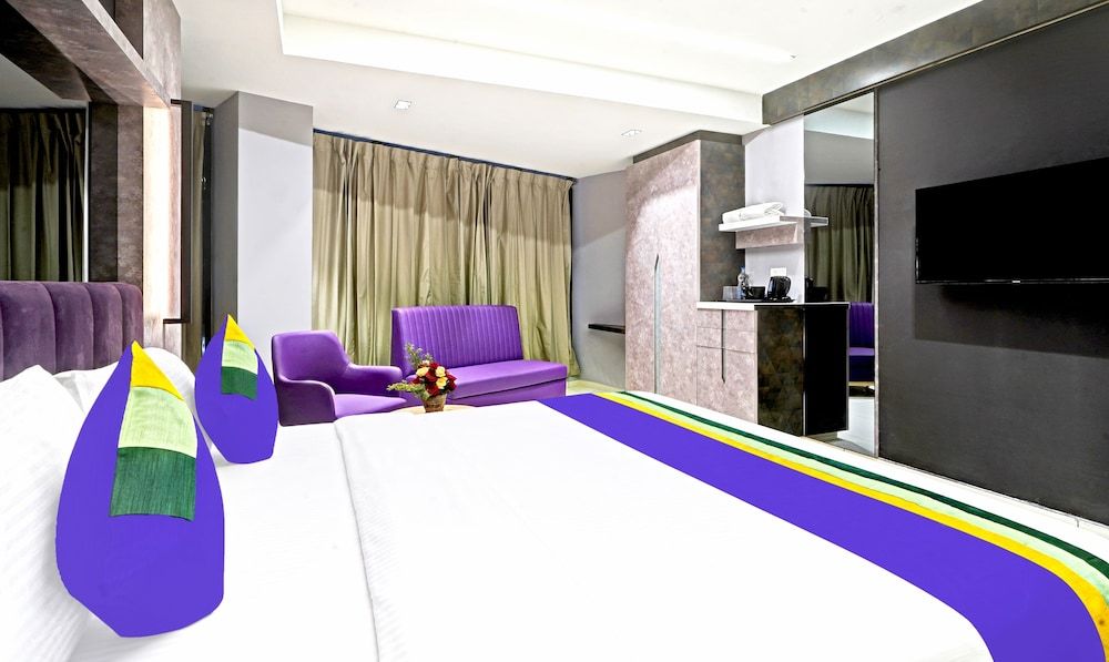 Treebo Premium La Orchid Deluxe Double Room 8