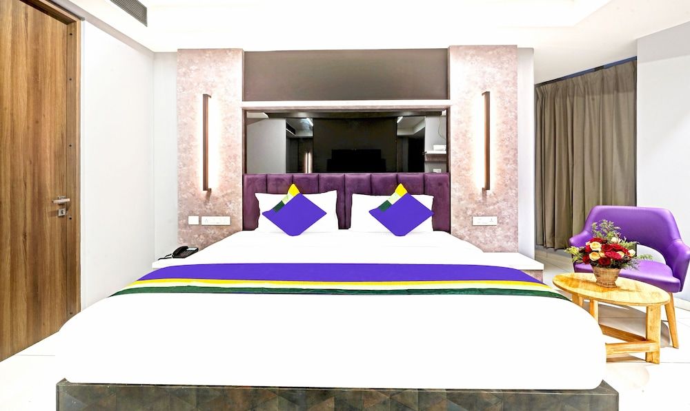 Treebo Premium La Orchid Deluxe Double Room 9
