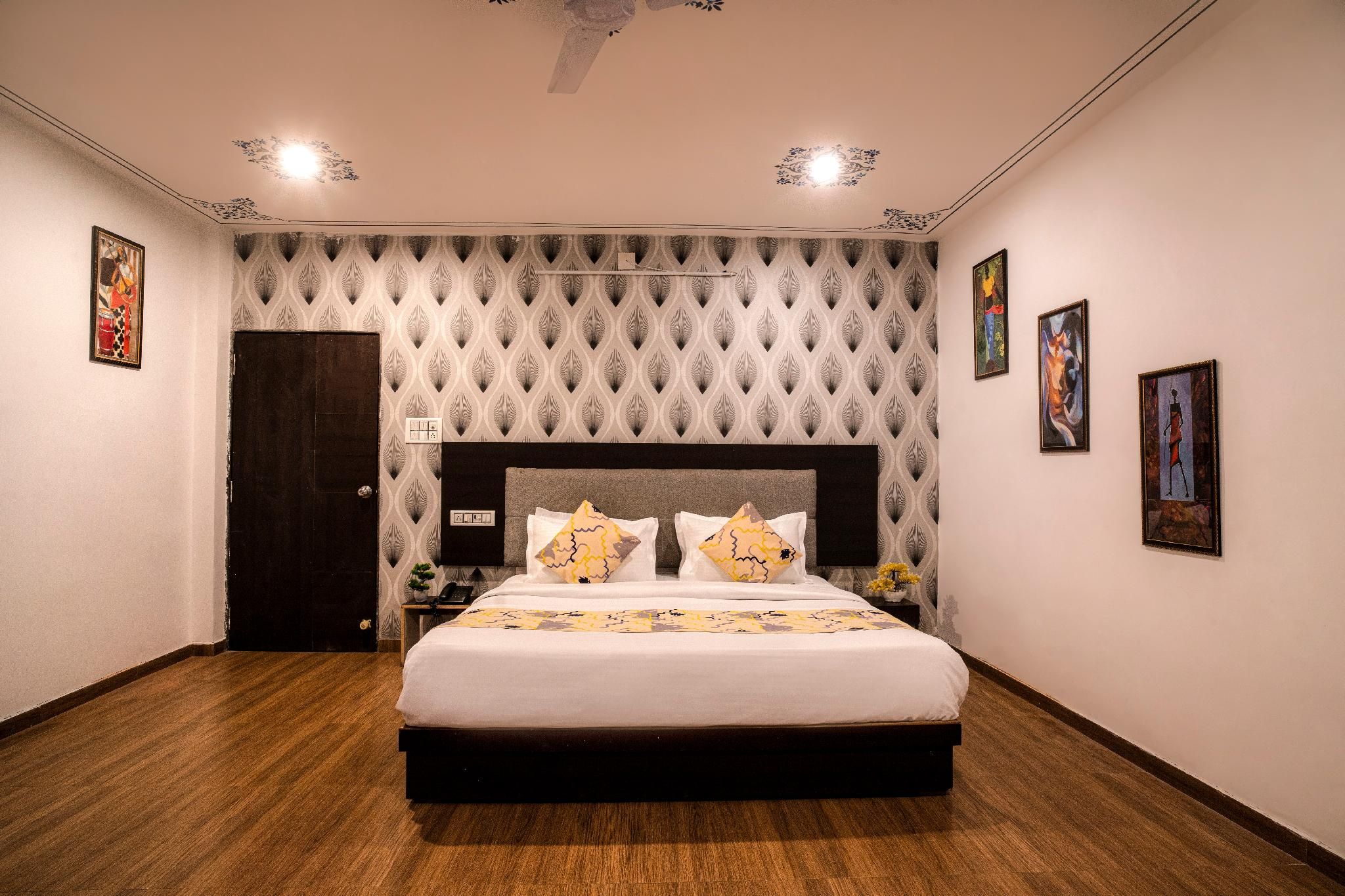 Deluxe King Suite